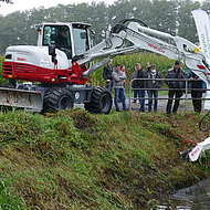 Takeuchi: Kleiner Mobilbagger h&auml;lt Gew&auml;sser sauber