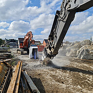 Anbaufr&auml;sen und Schneidr&auml;der unterst&uuml;tzen bei Geb&auml;udeabbruch