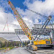 Raupenkran-Duo schlie&szlig;t L&uuml;cke an Juneau-Creek-Br&uuml;cke in Alaska