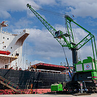 SENNEBOGEN: Sch&uuml;ttgutumschlag im Hafen von Iskenderun