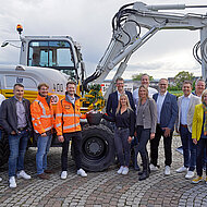 400. Takeuchi-Bagger an Leonhard Weiss &uuml;bergeben