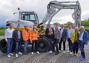 400. Takeuchi-Bagger an Leonhard Weiss &uuml;bergeben