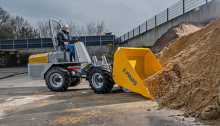 Multitalent &raquo;SMK 9036&laquo; ersetzt Lader und Lkw auf der Baustelle