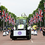 K&ouml;niglicher Auftritt f&uuml;r den Wasserstoffbaggerlader