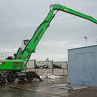 Schrotth&auml;ndler mit neuem Umschlagbagger 830 G