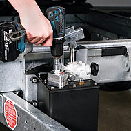 Einfach Auf- und Abkippen per Akkuschrauber 