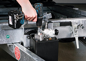 Einfach Auf- und Abkippen per Akkuschrauber 