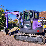 Ein CASE CX60C Mini-Bagger Als Symbol f&uuml;r Den Kampf Gegen Krebs In Der Aktuellen MOVEMBER-Aktion In Frankreich.