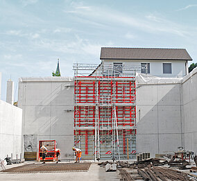 MEVA: Sichtbeton und Sicherheit beim Schul- und Turnhallenbau