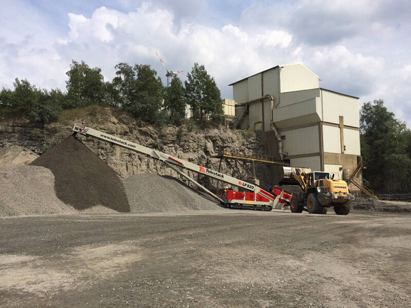 Mit dem Prallbrecher Powerscreen Tracpactor 500SR und dem Haldenband Telestack LF520 für maximale Effizienz im Recyclingeinsatz.