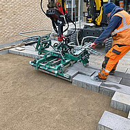 Hunklinger: Plattenverlegung mit der Verlegezange in Rostock