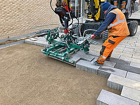 Hunklinger: Plattenverlegung mit der Verlegezange in Rostock