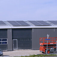 Pol-Plan baut zusammen mit SolarSpot Zelthallen mit Photovoltaik.