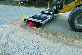Cleanline Reinigungstechnik: Pflasterflächen schnell und gleichmäßig einsanden