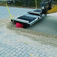 Cleanline Reinigungstechnik: Pflasterfl&auml;chen schnell und gleichm&auml;&szlig;ig einsanden