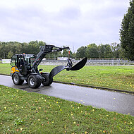 DER GIANT G3500 X-TRA TR&Auml;GT BEI FIRMA DE DOMMEL ZUR ERZEUGUNG DES SAUBEREN WASSERS BEI