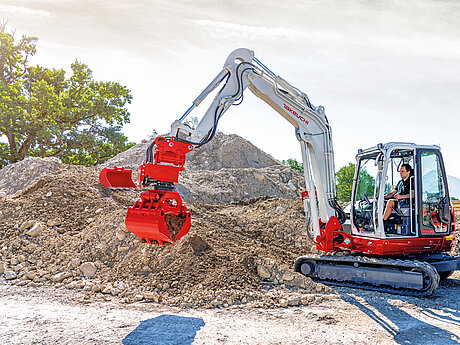 Rotierende Anbaugeräte mit Tilt-Funktion kombiniert