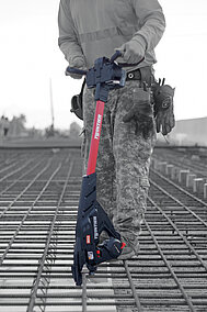 Max Europe: Stand-up-Bindemaschine für Bewehrungsarbeiten am Boden