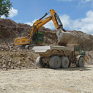 Ein Liebherr R 956 Raupenbagger im franz&ouml;sischen Voutr&eacute;: bei der Firmengruppe Luc Durand