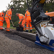 KEMROC: Dauerhafte Stra&szlig;enreparatur in Eigenregie