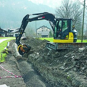 Eindecken einer Fernwärmeleitung mit Aushubmaterial