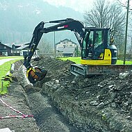 Eindecken einer Fernw&auml;rmeleitung mit Aushubmaterial