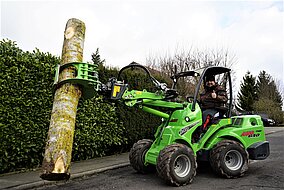 AVANT TECNO: AVANT hilft beim Kleinholz machen