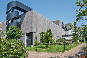 NOE-Schaltechnik: Naturmaterialien im Beton widergespiegelt