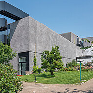 NOE-Schaltechnik: Naturmaterialien im Beton widergespiegelt