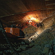 Hitachi &ndash; Kiesel: Erdarbeiten unterhalb einer massiven Stahlbetonplatte