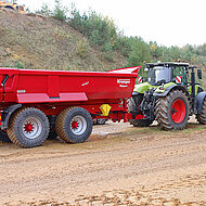 Neuheitentrio erweitert Modellreihe der Schwerlast-Erdbaukipper