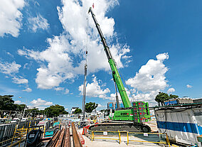 SENNEBOGEN: Hohe Reichhöhe und beste Stabilität für Spundwandarbeiten