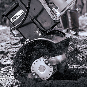 DMS feiert Saisonstart mit Bodenfräse für Bagger