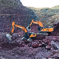 Case Construction: Bagger bew&auml;hrt sich in der Lava-Gewinnung