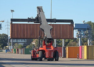 BKT-Reifen bringen den Hafen von Stra&szlig;burg in Bewegung
