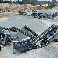 Drei Anlagenz&uuml;ge arbeiten tief im Dschungel von Guyana