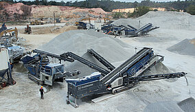 Drei Anlagenzüge arbeiten tief im Dschungel von Guyana