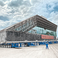 Tonnenschweres Hotel versetzt