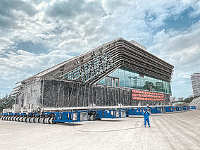 Tonnenschweres Hotel versetzt