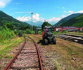 Seppi M: Mulchen auf den Bahngleisen