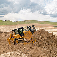 Nächste Generation der »D8«-Planierraupe und grauer Jubiläumsdozer