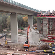 Genesis: Abbruchscheren als Schl&uuml;sselger&auml;te beim Br&uuml;ckenabbruch