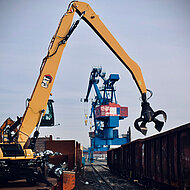 Cat Umschlagbagger MH3050 überzeugt Firmengruppe Scholz Recycling in Dresden 