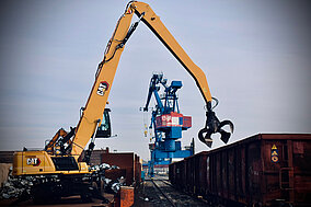 Cat Umschlagbagger MH3050 überzeugt Firmengruppe Scholz Recycling in Dresden 