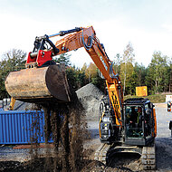 Kompakter Kurzheckbagger bew&auml;hrt sich im Tiefbau