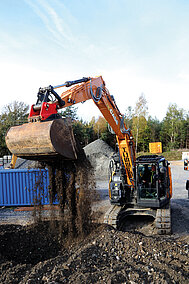 Kompakter Kurzheckbagger bewährt sich im Tiefbau