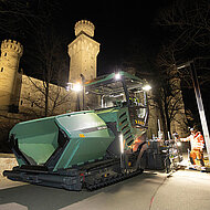 Nachteinbau vor deutschem Märchenschloss: Neuer Vögele Fertiger saniert Kutschenstraße