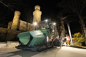 Nachteinbau vor deutschem Märchenschloss: Neuer Vögele Fertiger saniert Kutschenstraße