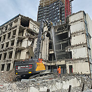 Volvo CE: 50-Tonnen-Bagger bei&szlig;t altes Laborgeb&auml;ude nieder