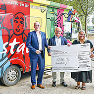 Ein Scheck f&uuml;r das Jugendhilfeprojekt